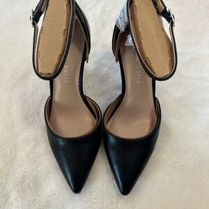 Kelly &Katie Black Pointed Toe Heels (7m)
Black Snake Print Faux Leather